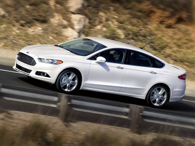Яркий пример нового подхода — последняя генерация Ford Mondeo. В Европе модель появится в конце 2013 года, а в США уже продается под именем Fusion (на фото). Кузов и «тележка» у автомобилей одинаковые. Разница заключается лишь в настройках подвески и гамме двигателей — тут все-таки предпочтения европейцев и американцев расходятся. Ford Fusion/Mondeo