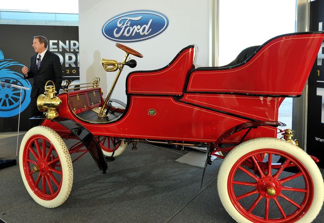 Первый автомобиль, выпущенный под маркой Ford. Модель «А» 1903 года выпуска. С нее Генри Форд и начал путь к совершенству — к простоте конструкции и удешевлению производства. Впоследствии этот подход перевернул всю автомобильную индустрию. История Ford. Ford Model A 1903.