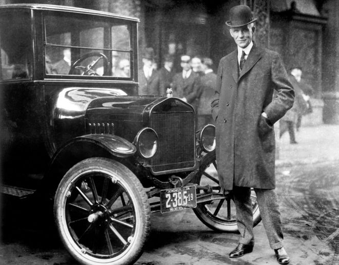 Генри Форд (1863-1947) рядом с Ford Model T. Имея всего восемь классов образования Форд, как оказалось впоследствии, создал бренд, который через сто лет с момента его появления оценили почти в 20 миллиардов долларов. Штат компании в 2012 году насчитывал более 150 тысяч сотрудников, что примерно в четыре раза больше населения Лихтенштейна. Генри Форд рядом с Ford Model T.